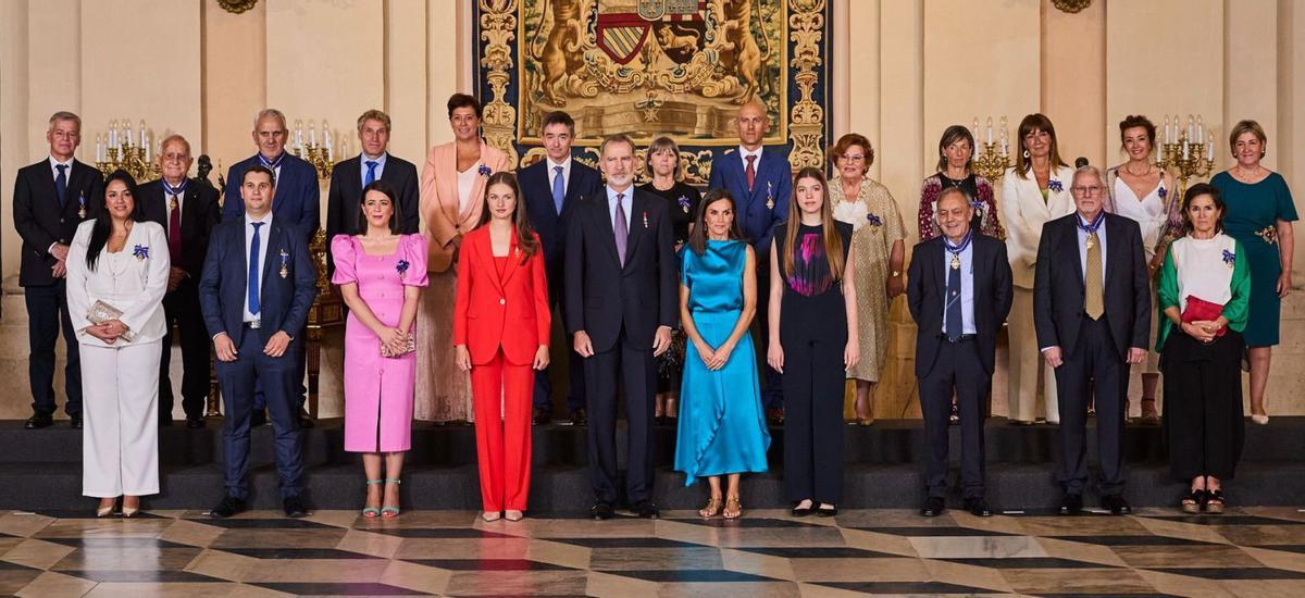 La Familia Real junto a los condecorados con la Orden del Mérito Civil.