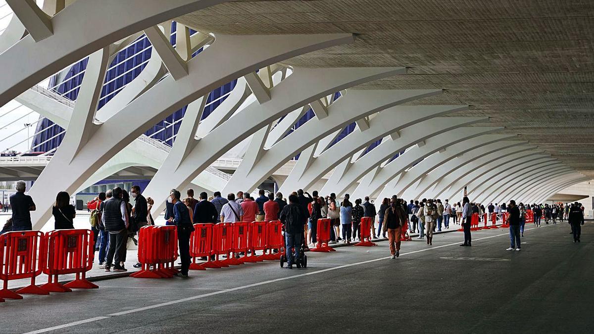 Las personas citadas para la vacunación contra la covid esperan haciendo cola.  | M.A.MONTESINOS