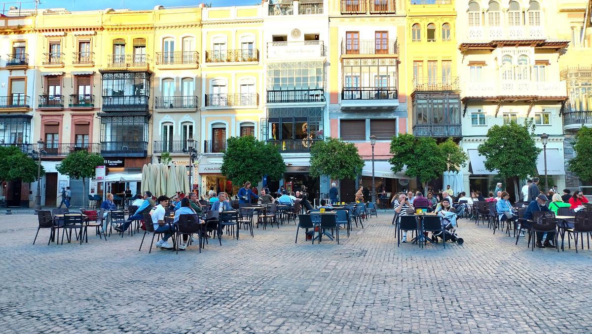 Veladores en la plaza de San Francisco de Sevilla