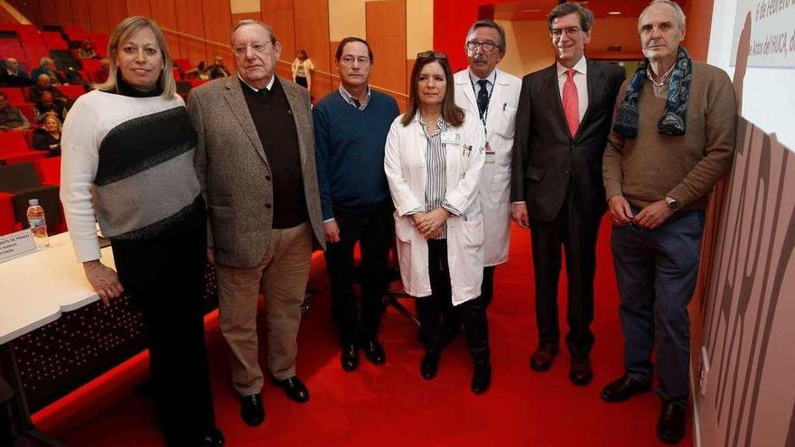 Médicos y pacientes, ayer, en el HUCA. Desde la izquierda, Ana María García, Honorino Argüelles, Gregorio Machado, Dolores Escudero, Lino Vázquez (jefe del servicio de Cirugía General), Ignacio González-Pinto y Antonio Cuenco.