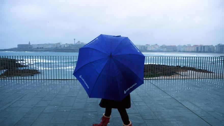 Paseo marítimo de A Coruña un día gris y lluvioso.