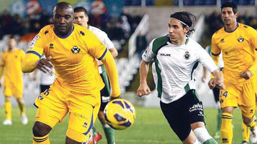 Babín, jugador del Alcorcón, pugna por un balón con un jugador del Racing.