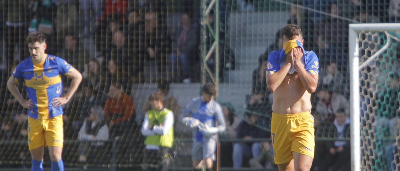 Los jugadores del Avilés se lamentan en el campo del Rayo Cantabria