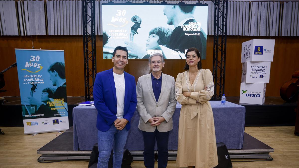 De izq. a dcha., el director Rafael Sánchez-Araña, Pedro Justo Brito, vicepresidente de la Fundación OFGC, y Sara Mateos, directora de la Fundación Disa.