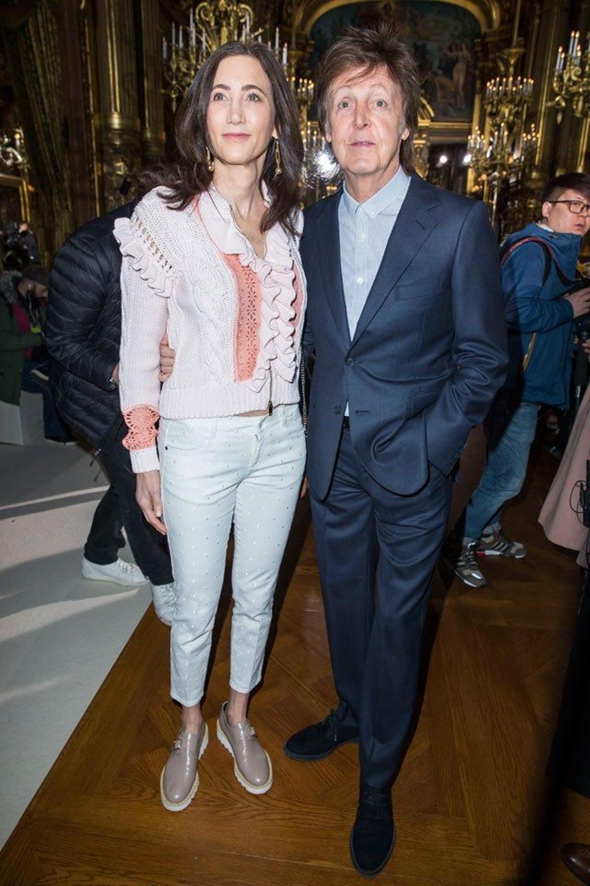 Paul McCartney y Nancy Shevell, en el desfile de Stella McCartney en la Paris Fashion Week.