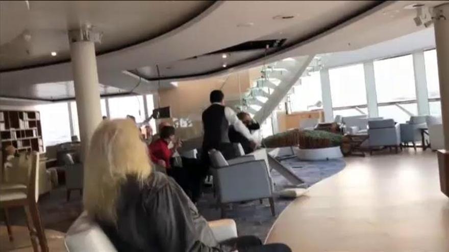 Crucero a la deriva en Noruega: El fuerte oleaje complica la evacuación de los pasajeros