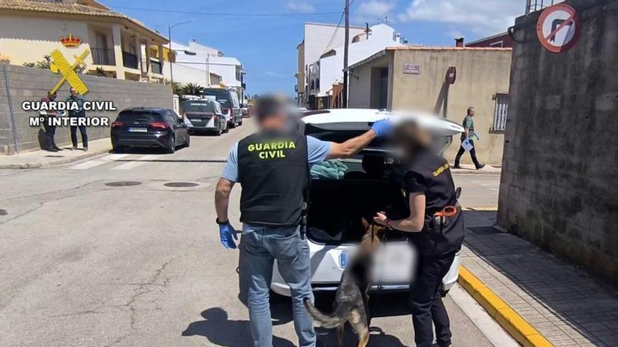 La Guardia Civil frustra el robo en un cajero de Benifairó de la Valldigna y detiene a tres hombres "in fraganti"
