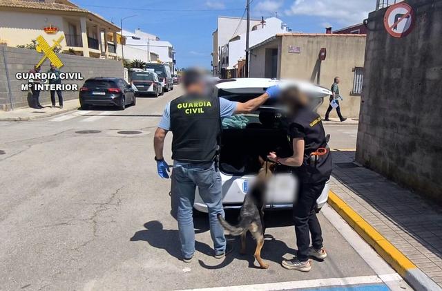 Agentes con el vehículo que usaron los ladrones para desplazarse.