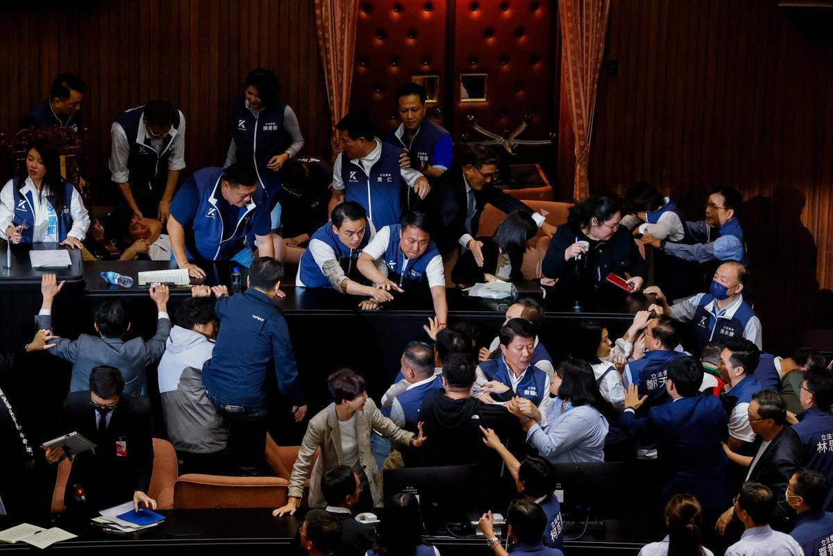 Golpes y protestas en el Parlamento taiwanés por polémicas reformas legislativas