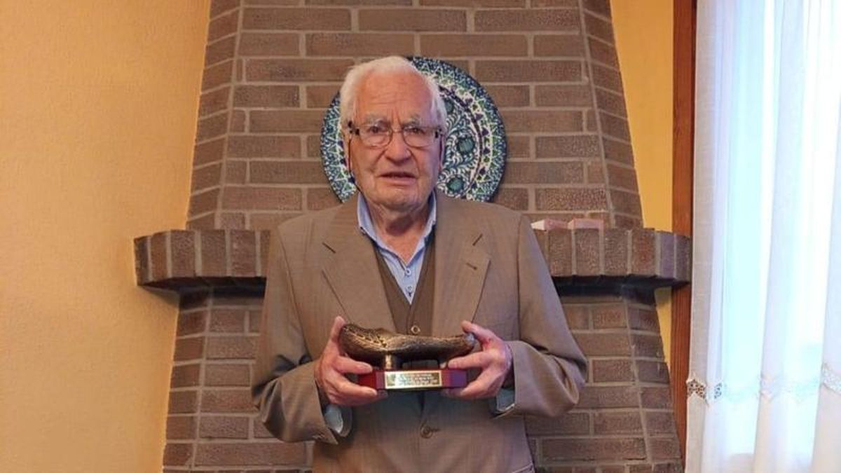 José Antonio González con su madreña de oro.