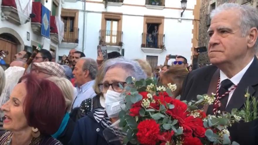 Vídeo | Emilio Pizarro y Eugenia Morgado le entegan el ramo de flores a la patrona