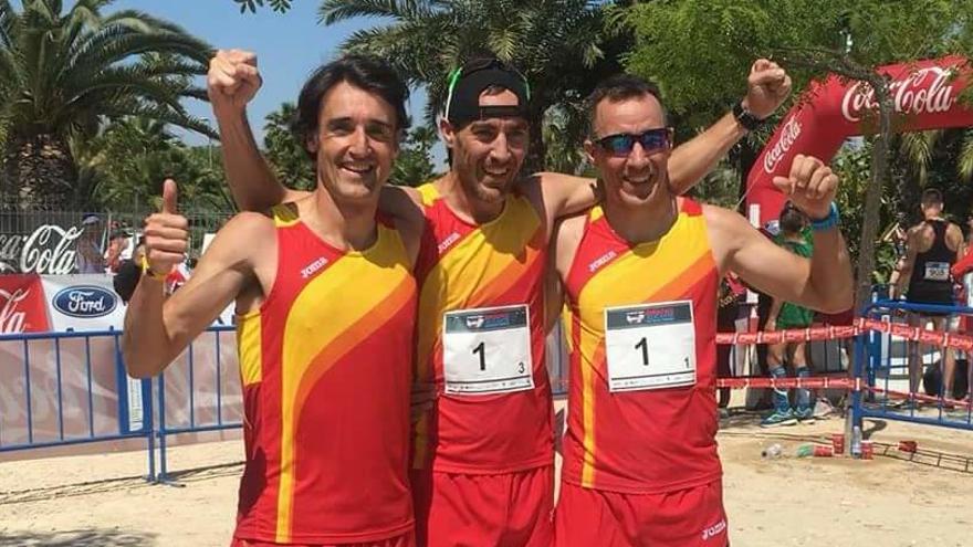 Los hermanos Juan Carlos y Pedro Esteso celebran el título europeo junto a su compañero Pablo Vega