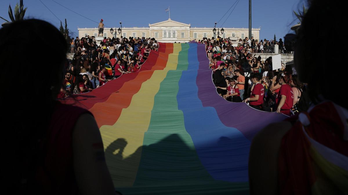Una bandera LGTBQ durante una marcha del 'Gay Pride' en Atenas.