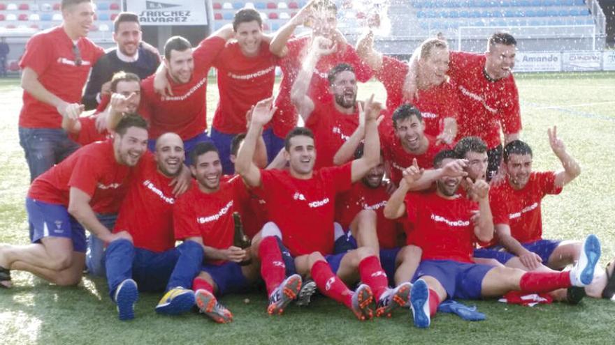 Los jugadores del Choco celebra al finalizarl el encuentro su clasificación para la fase de ascenso a Segunda B. // FDV