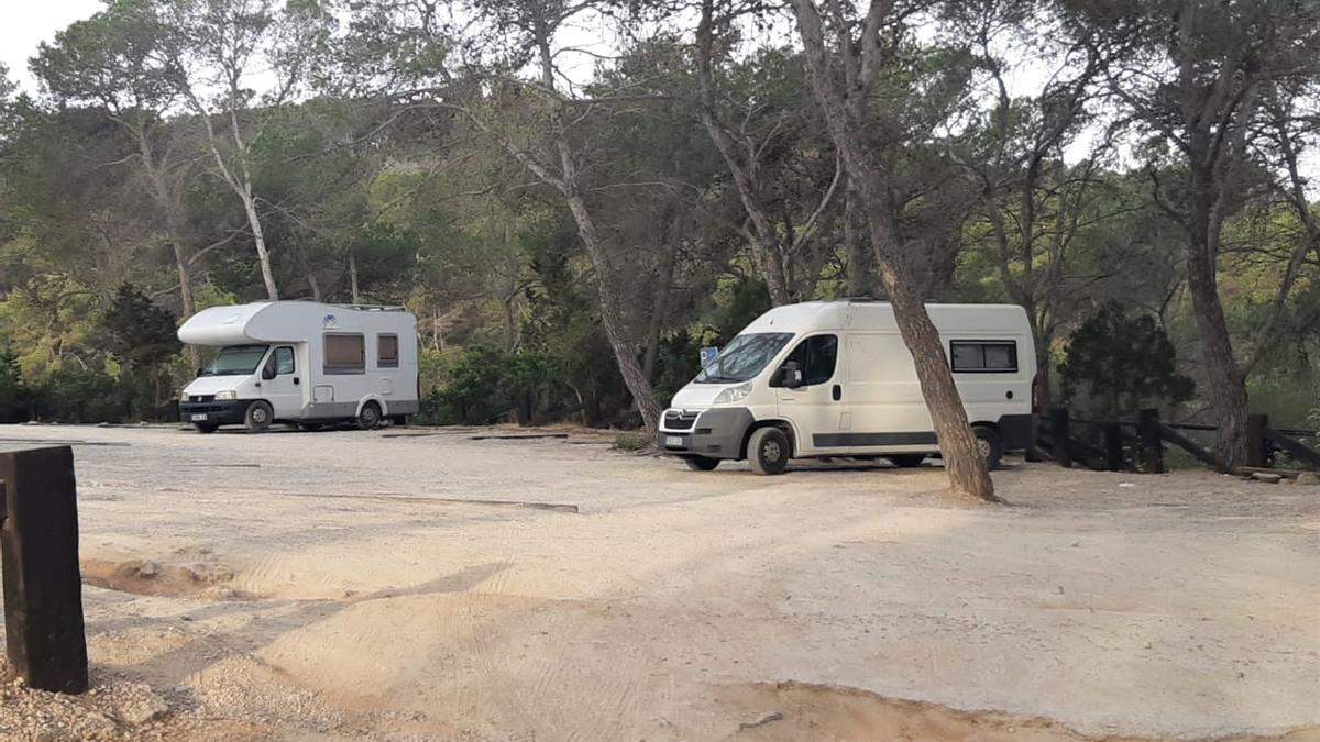 La Policía Local de Sant Antoni denuncia a trece propietarios de autocaravanas.