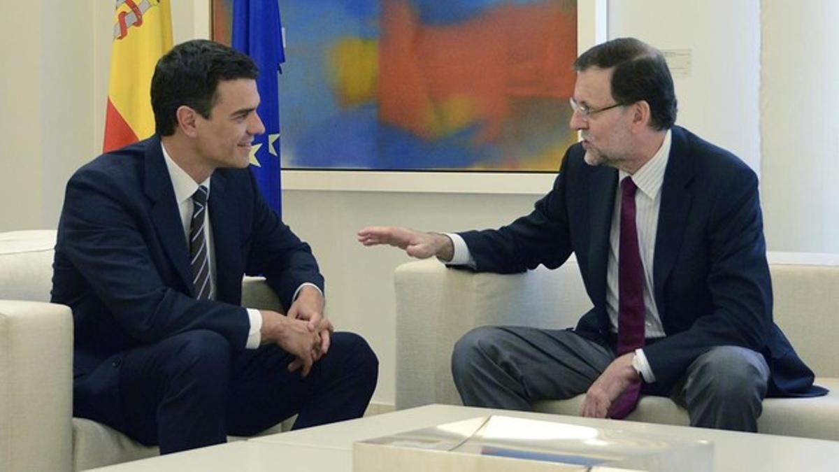 El presidente del Gobierno, Mariano Rajoy, y Pedro Sánchez en la reunión que mantuvieron en la Moncloa el pasado mes de julio.