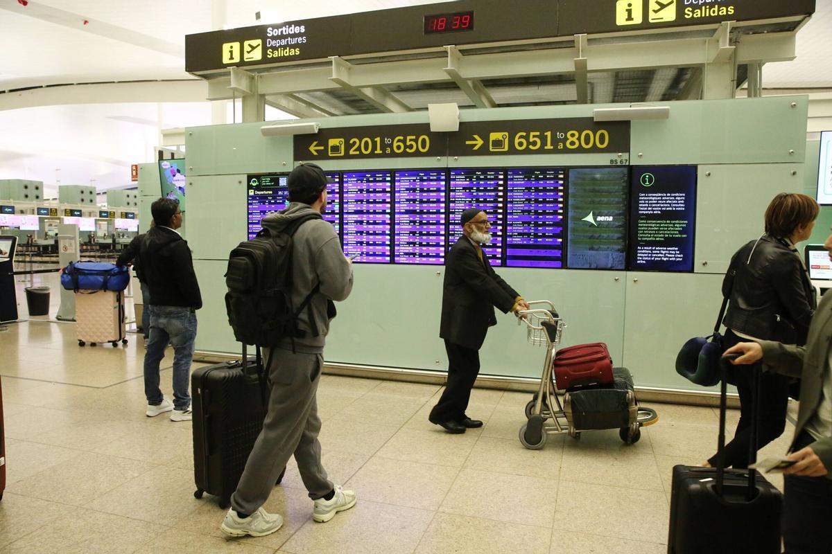 El temporal de fuertes lluvias en Barcelona y resto de Catalunya ha provocado al menos 47 cancelaciones y dos desvíos de vuelos, además de numerosos retrasos en el aeropuerto de Barcelona-El Prat