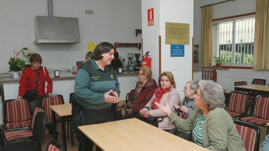 La Guardia Civil traslada a las personas mayores las claves para evitar ser víctimas de engaños, estafas y hurtos: «Muchos lo que nos dicen es 'me pasó por tonto' y no es así»