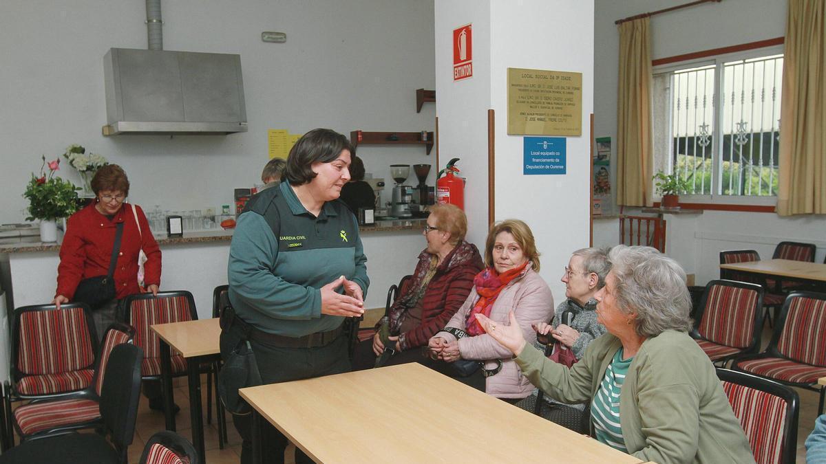 La agente Vanesa Domínguez durante la charla informativa en la Asociación Foval, en Barbadás