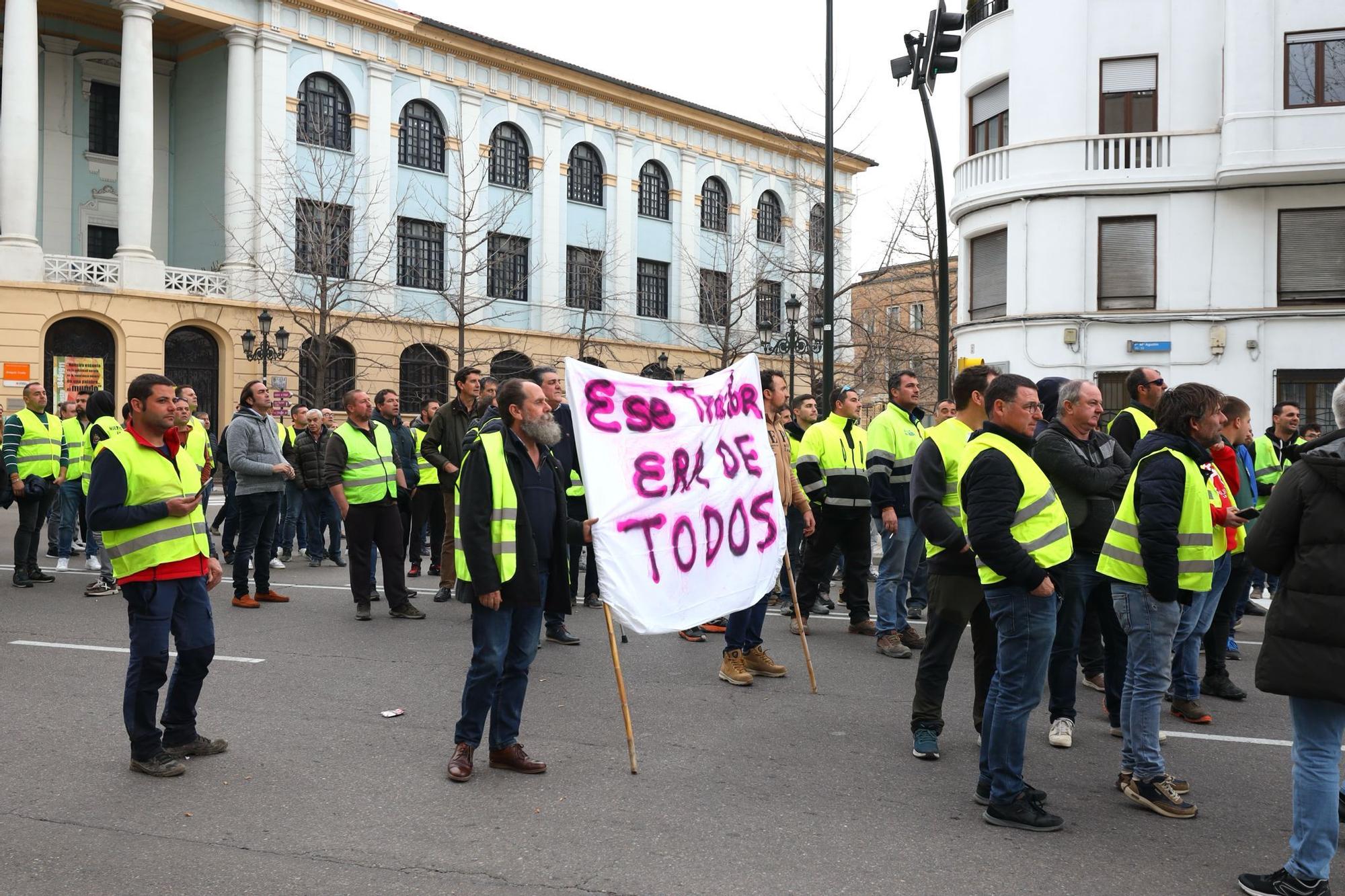 En imágenes | Un grupo de agricultores se concentran frente a la Jefatura Superior de Aragón