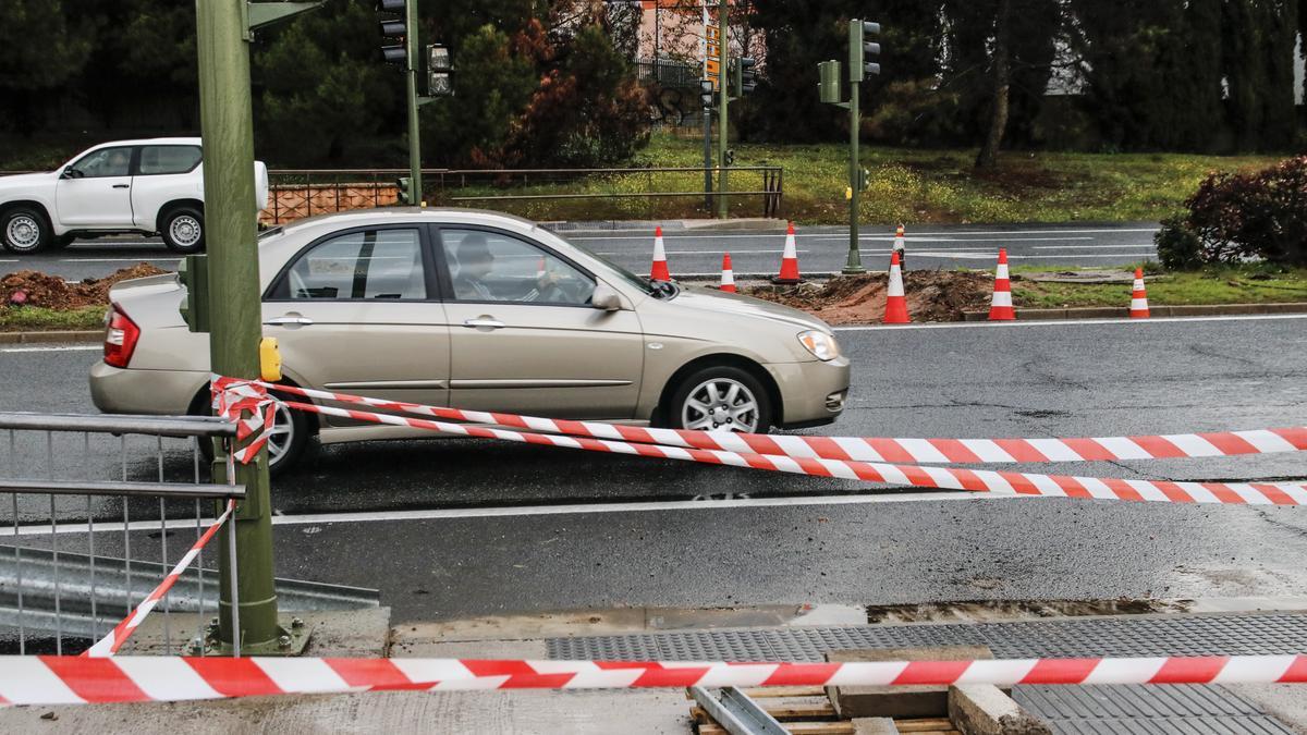 Imagen del estado de las obras para instalar un paso de peatones en el punto en el que se produjo un atropello mortal en abril de este año.