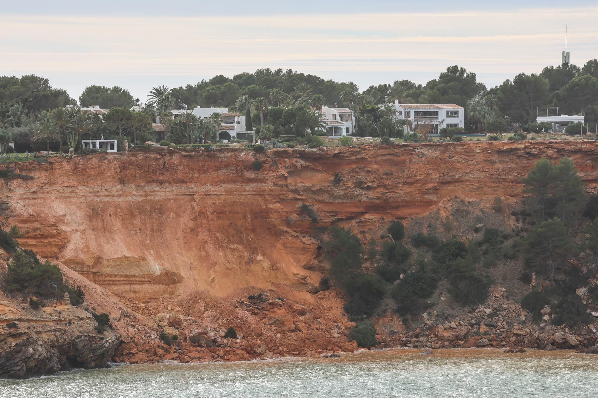 Imágenes del derrumbe en un acantilado en Porroig