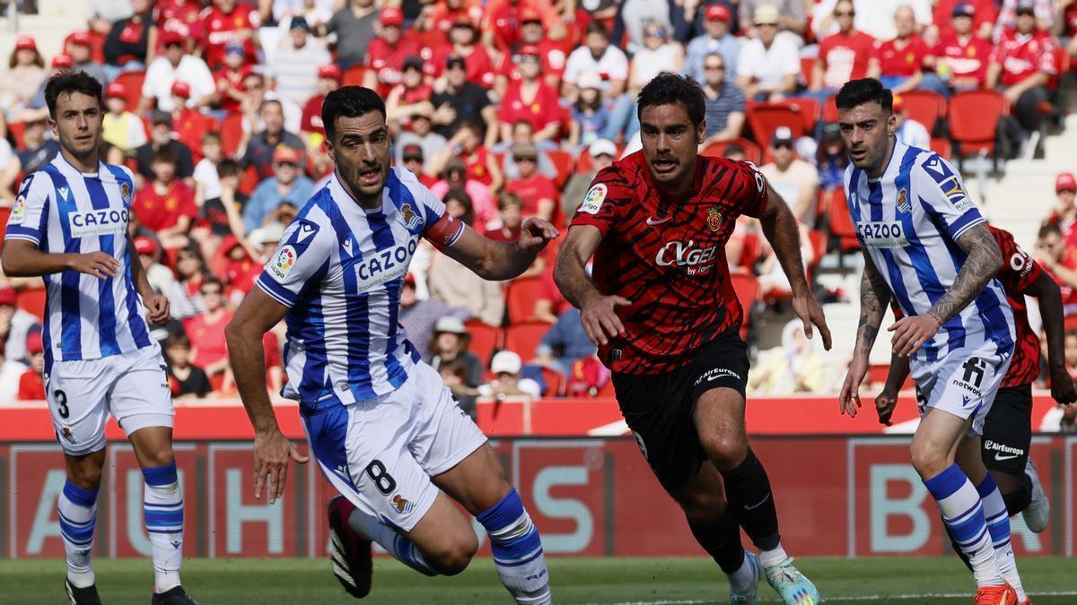 Abdón y Merino pugnan por el balón.