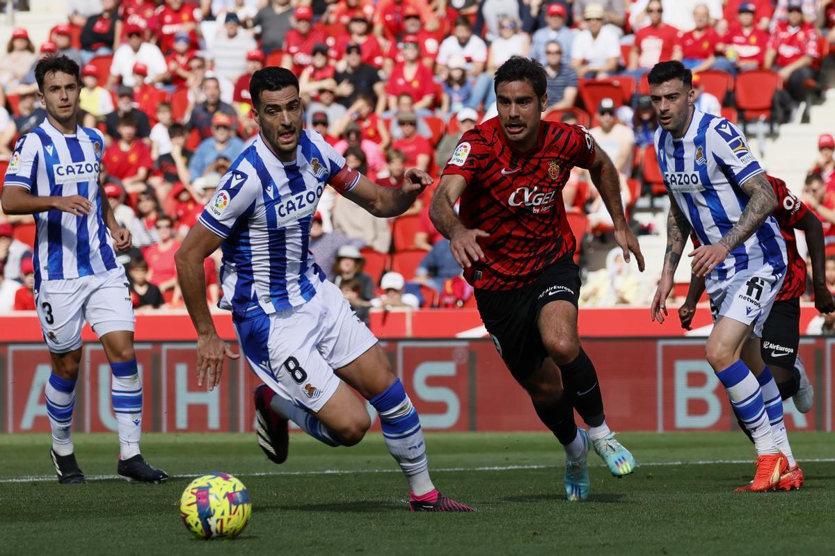 Abdón y Merino pugnan por el balón.