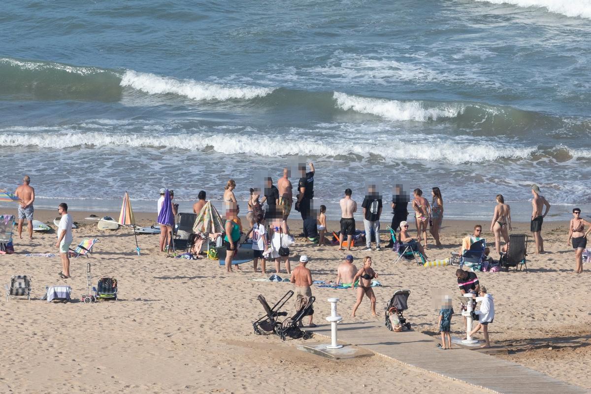 Un grupo de surferos rescató a un bañista en dificultades en la playa de La Mata de Torrevieja