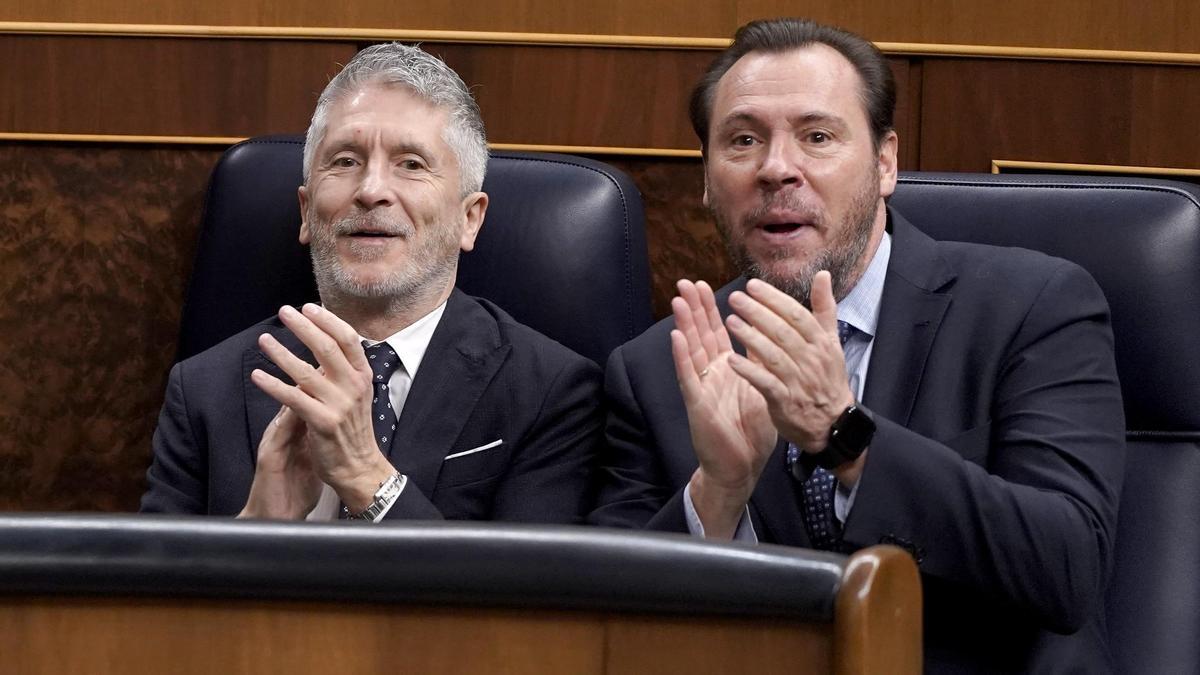 Fernando Grande-Marlaska y Óscar Puente, el pasado 26 de marzo en el Congreso.