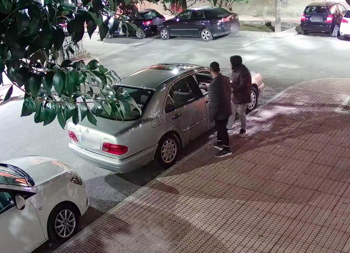 Las cámaras de seguridad de un establecimiento captó uno de los robos en un vehículo