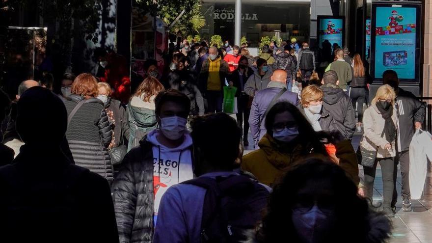 Varias personas en el centro comercial de La Maquinista de Barcelona.