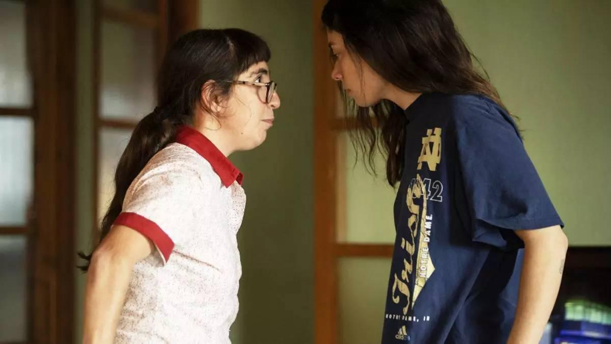 Fotograma de la serie 'Fácil' (Movistar), donde Anna Marchessi y Anna Castillo interpretan a dos personas con discapacidad que comparten un piso.