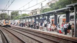 La línea orbital ferroviaria gana una nueva estación en Sitges en un día