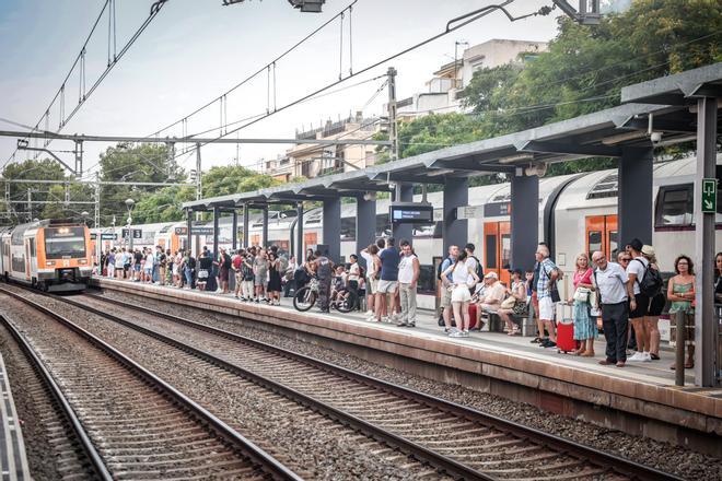 La línea orbital ferroviaria gana una nueva estación en Sitges en un día