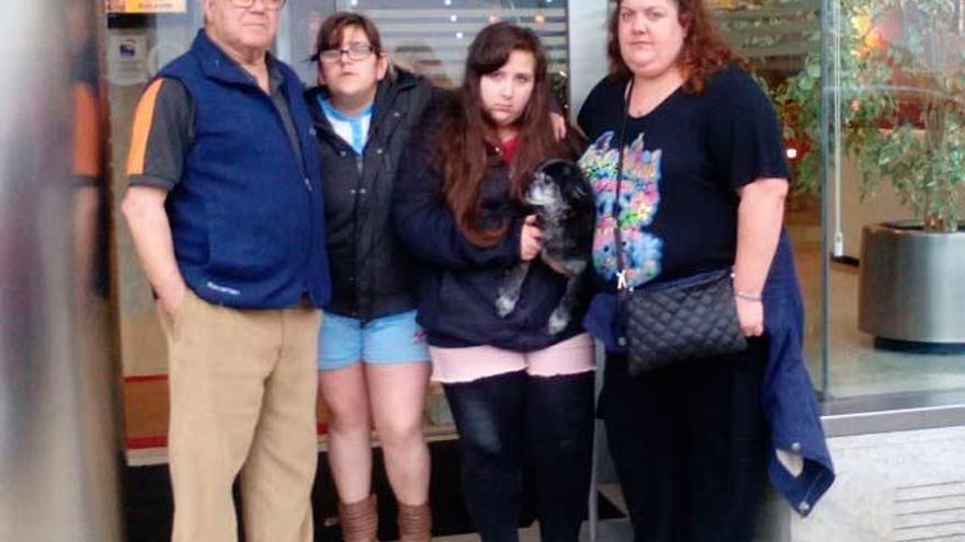 La familia de Arturo con su perrita Boo. // U.F.