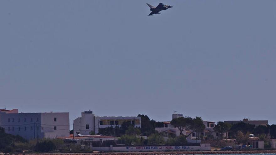 Dos aviones de combate sobrevuelan Formentera