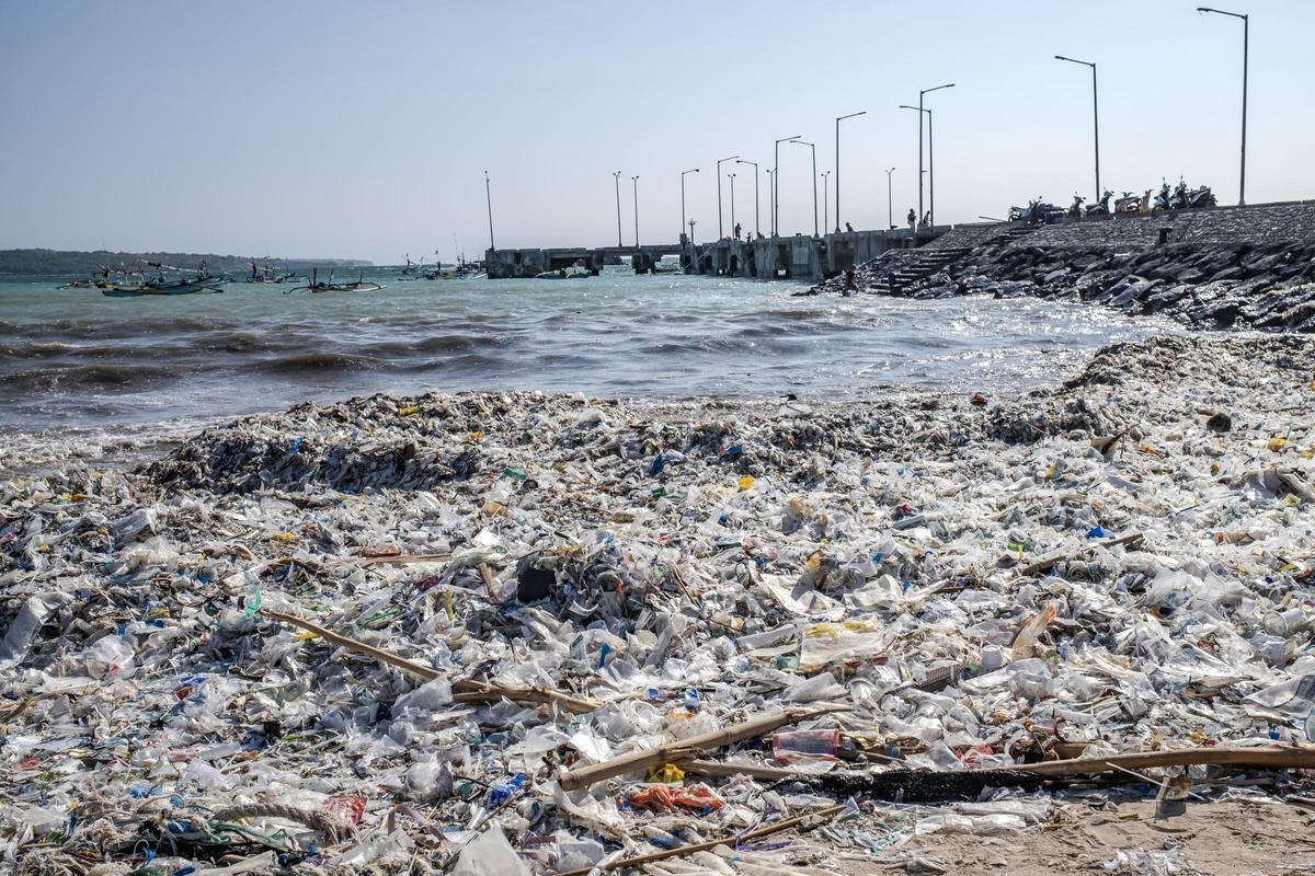 La basura se acumula en las playas de Bali tras la temporada de lluvias por la falta de gestión de residuos