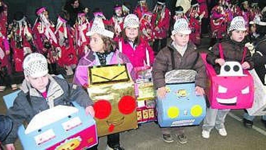 Alumnos del colegio luanquín, disfrazados de coches ecológicos.