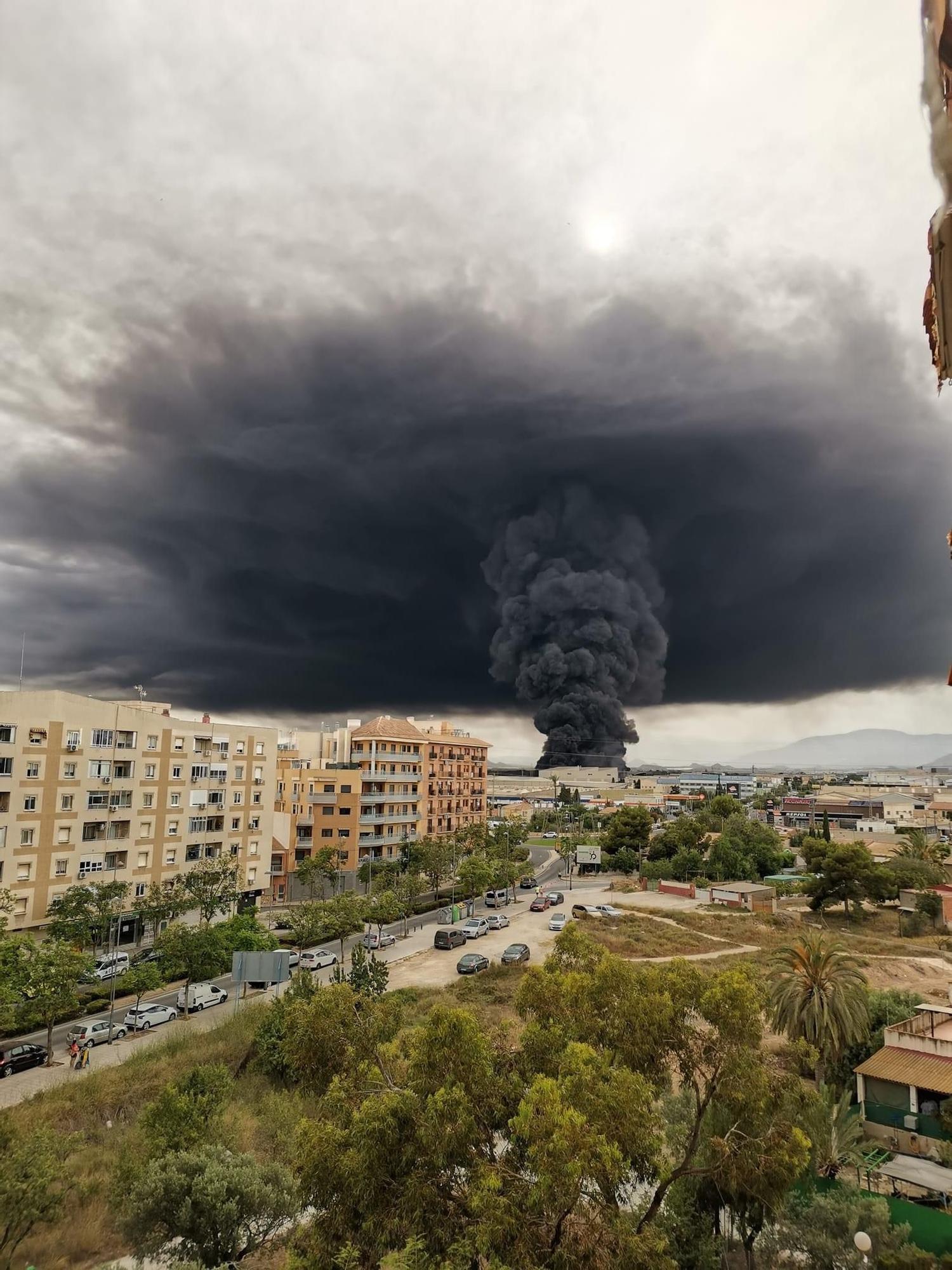 Un incendio quema una fábrica de caucho en San Vicente del Raspeig