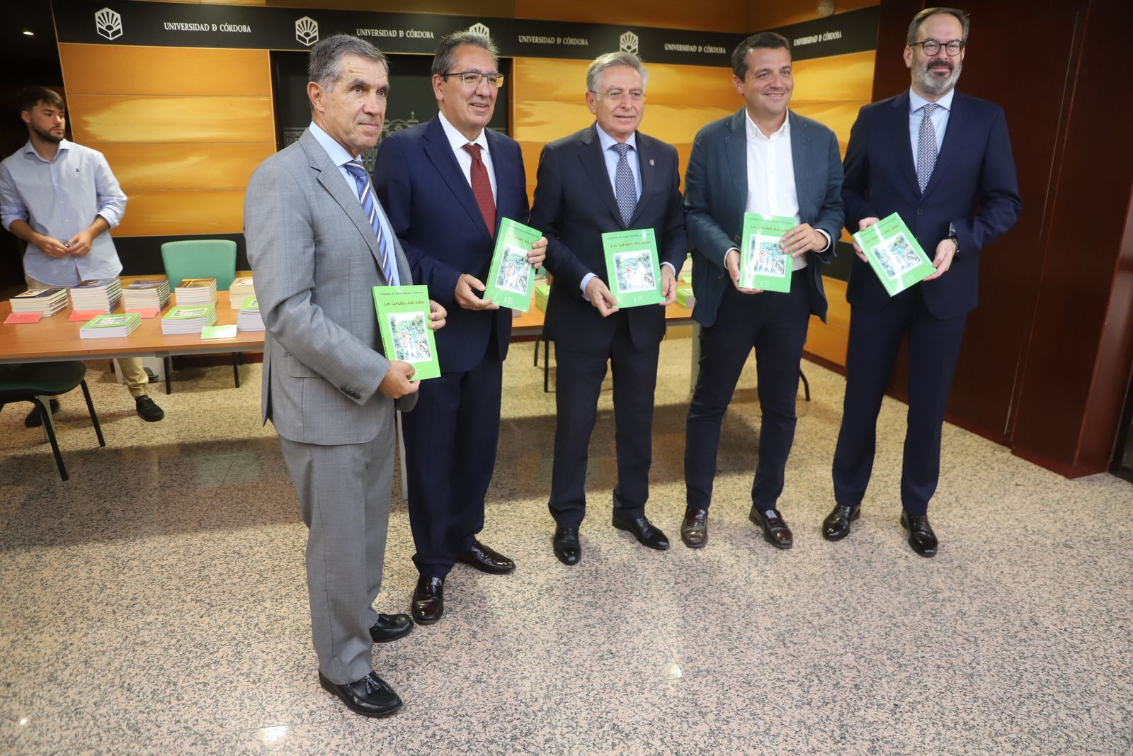 El presidente de la Audiencia presenta 'Los latidos del alma'