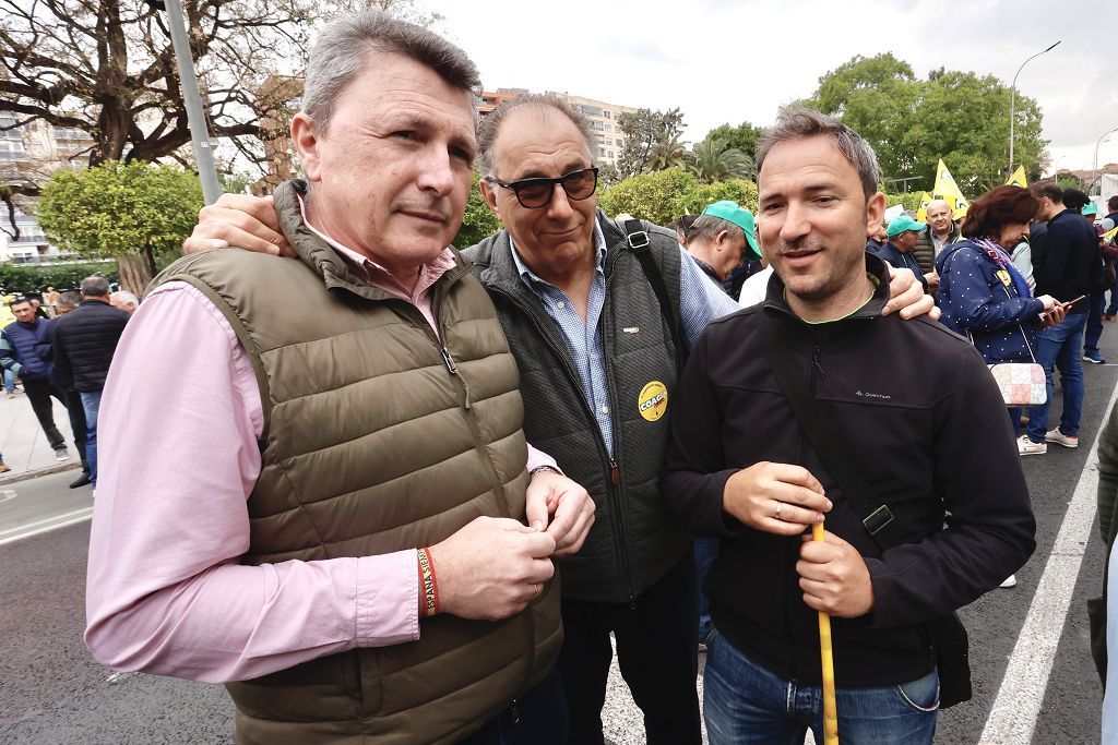 Medio millas de agricultores y ganaderos protestan en Teniente Flomesta