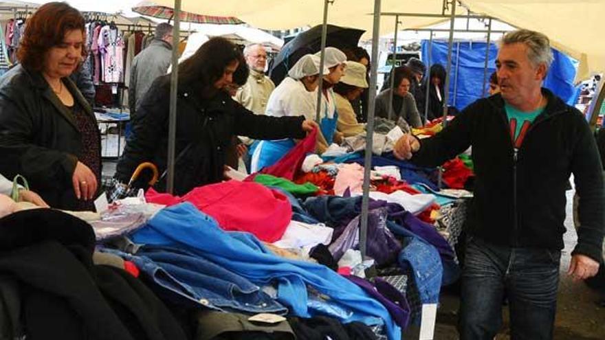 El mal tiempo frustra las expectativas de ventas en el mercadillo de Jueves Santo