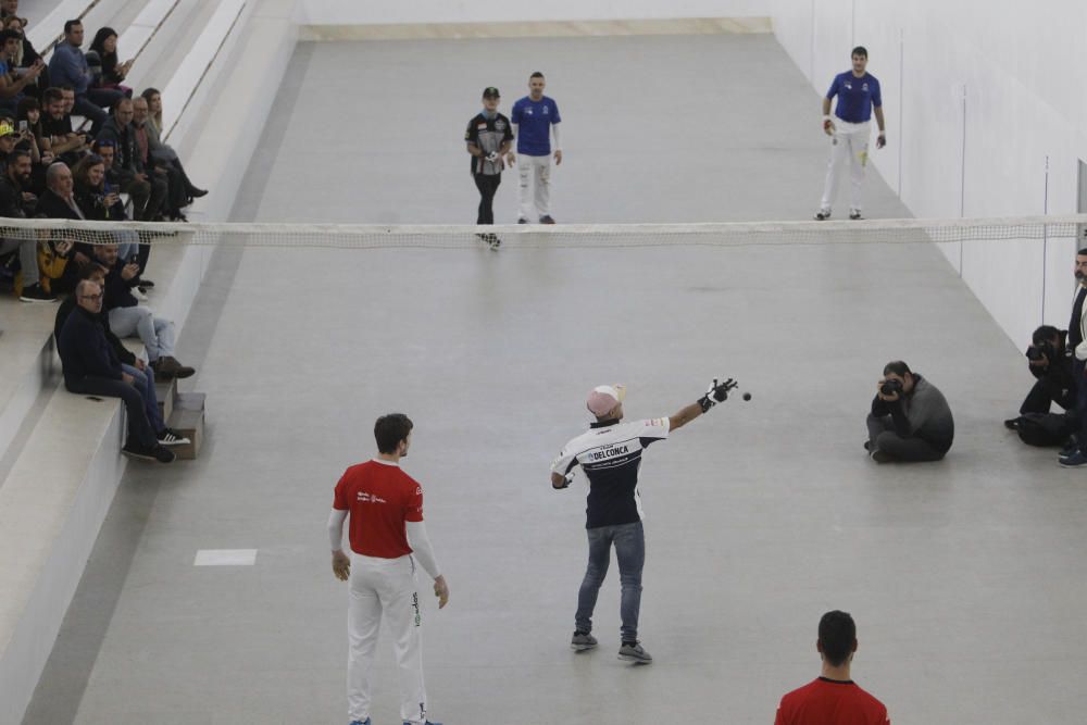 Los pilotos del Mundial, en una exhibición de pilota en Pelayo