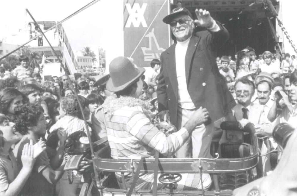 Charlie Rivel durante su visita a Ibiza en 1980, junto a José Antonio Torres vestido de payaso