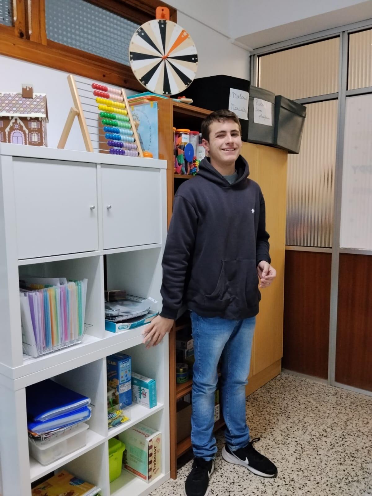 Àngel junto a algunos de los materiales que emplea día a día en clase.