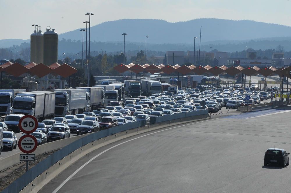 Cues a la Jonquera de vehicles que es dirigeixen a Brussel·les