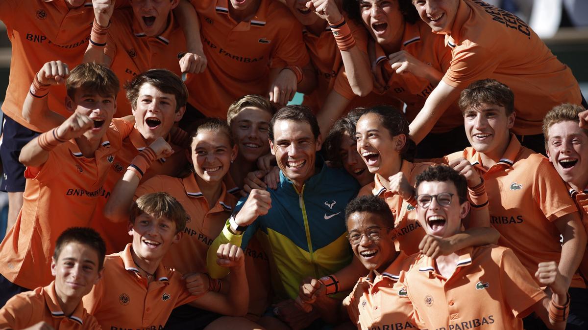 Nadal posa con los recogepelotas de Roland Garros.