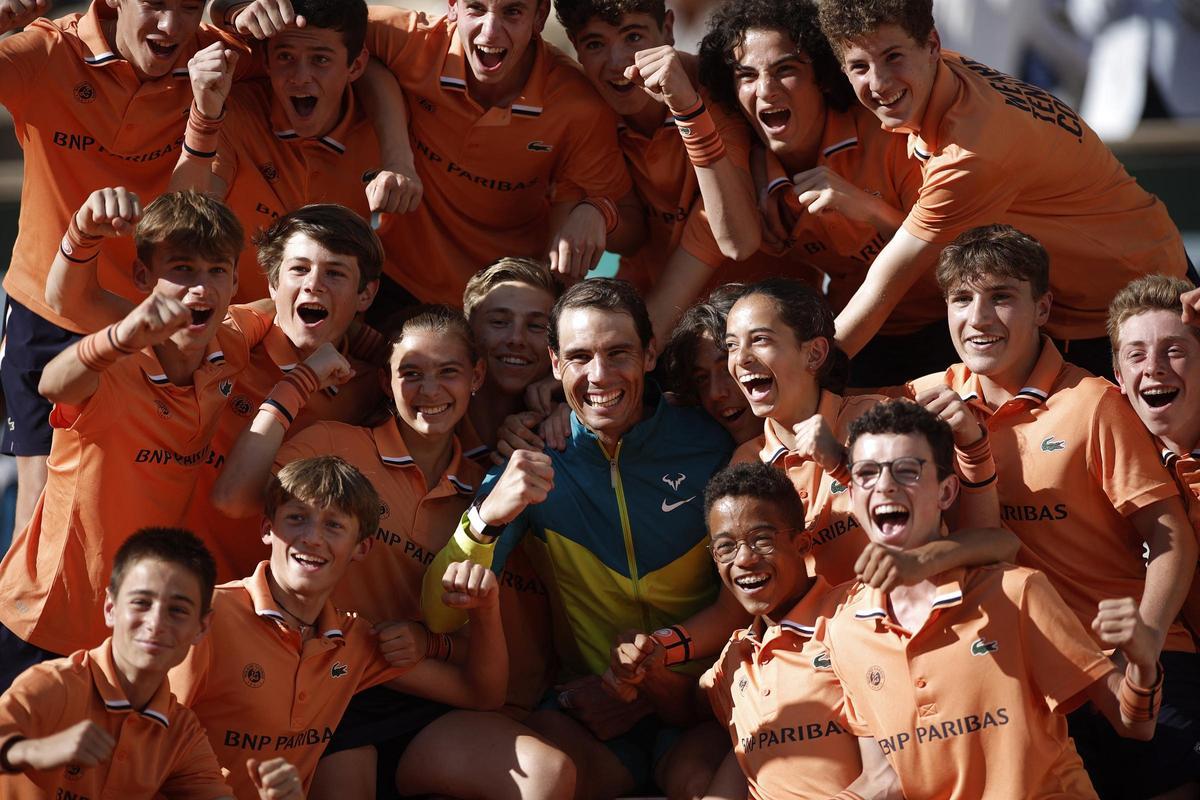 Nadal posa con los recogepelotas de Roland Garros.