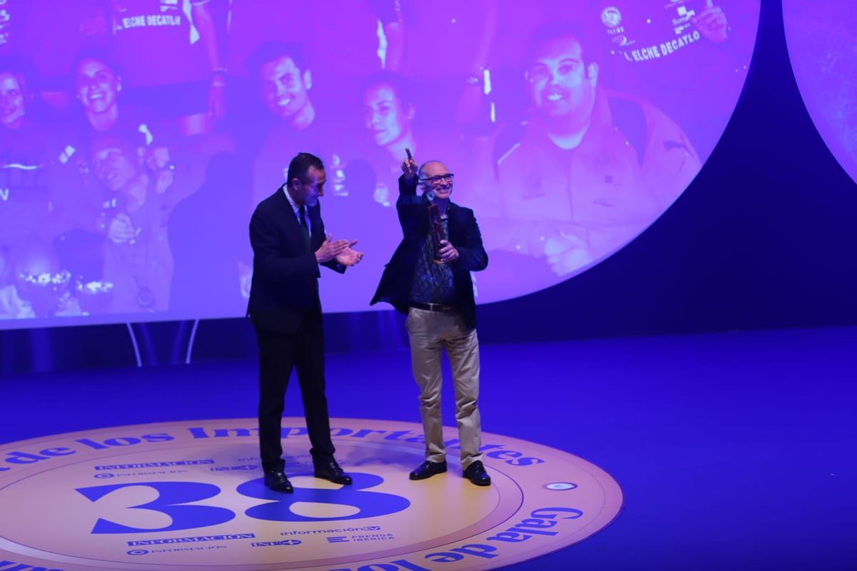 Carlos González, alcalde de Elche, sube al escenario del ADDA para hacer entrega del galardón a José Valeriano Zapata, presidente del club atletismo Elche Decatlón.